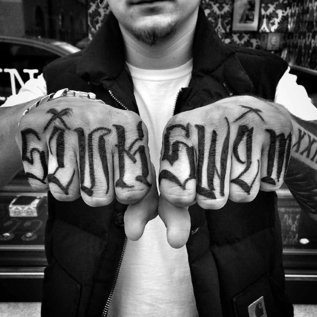 scripts tattooed on fingers - london 2017